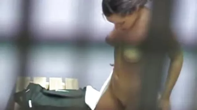 دختر بچه بلوند بازیگوش ویکتوریا پیور از ژست دانلود بازی سکیی دختر گاوچران لذت می برد