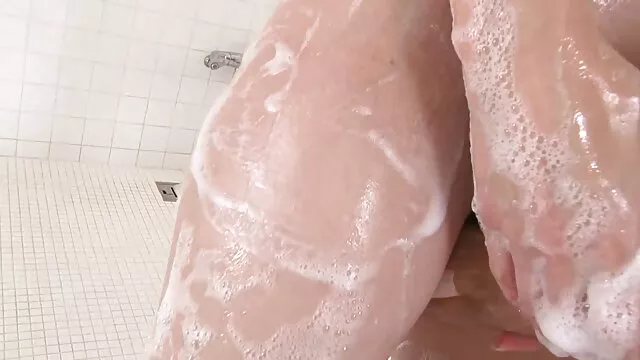 نلا جونز بلوند بازی های xxx زیبا وارد حالت دختر گاوچران می شود
