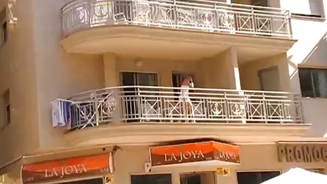گروه کر زیبایی شناسی سبزه جوان روی آلت تناسلی بزرگ می بازی با کیر مصنوعی پرد