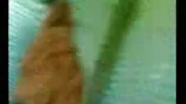 دوست دختر او آریان سنت آمور بیدمشک سایت بازی سکسی رایگان و سینه های برهنه اش را به نمایش می گذارد