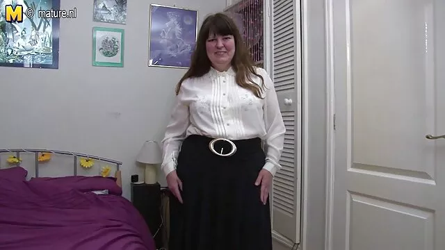 Hottie عالی ونسا Wai می پرد بر بازی با کیر مصنوعی روی A Big Loaded Boner