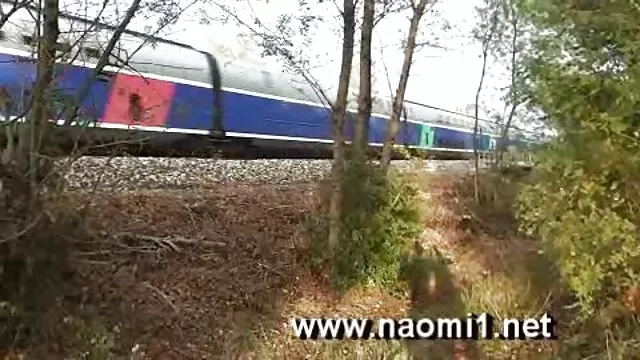 بلوند زیبا با تالارهای کوچک ناز کورنلیا یک دیک سکس تاج تخت بلند می مکد