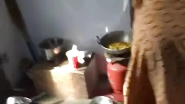 ترز بامزه بلوند خوش قیافه که با آلت بازی با چوچوله تناسلی بزرگش لعنت شده است