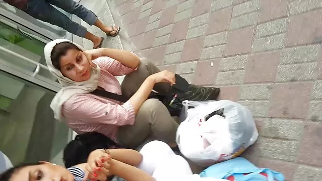 لولی دیمز، دختر بلوند داغ، عشق بازی در حمام در ژستی به سبک سگ سانان