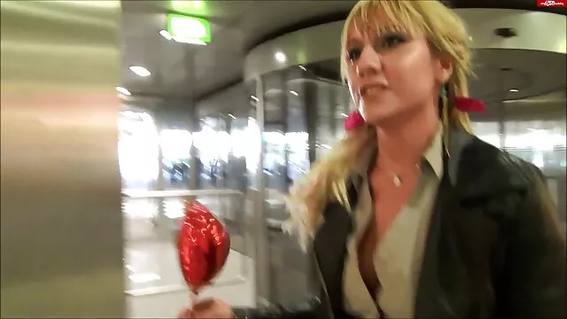 لیا سیلور مدل سینه‌دار ناز سکس مقعدی را نام بازی سکسی با یک عاشق جدید امتحان می‌کند