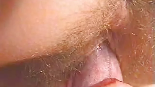 سیلویا دختر خوشتیپ بلوند یک خروس چاق زیبا را در کلاس می بازی دخترانه سکسی مکد